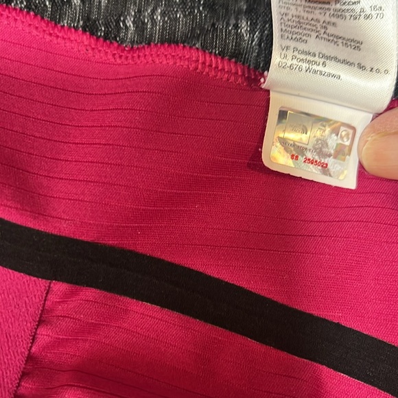 The north face jacket, hooded, and wind resistant - Picture 13 of 16